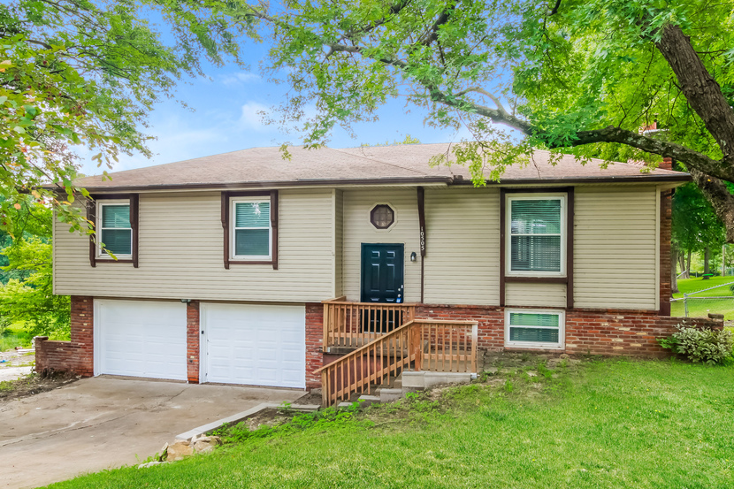10505 NW MEADOW LANE DR Parkville, MO 64152